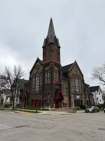 140 W Garfield AVENUE, Milwaukee, WI 53212