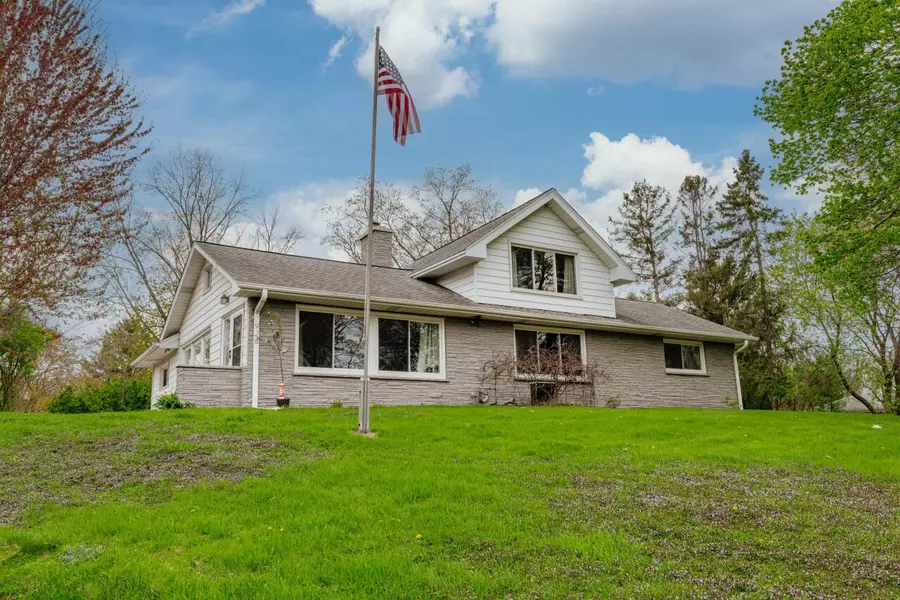 928 E Wisconsin AVENUE, Pewaukee, WI 53072