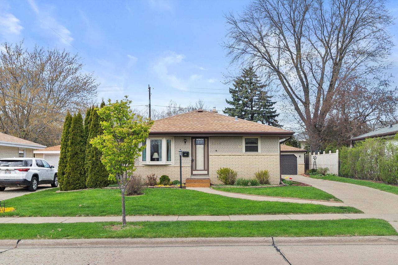 3266 E Henry AVENUE, Cudahy, WI 53110