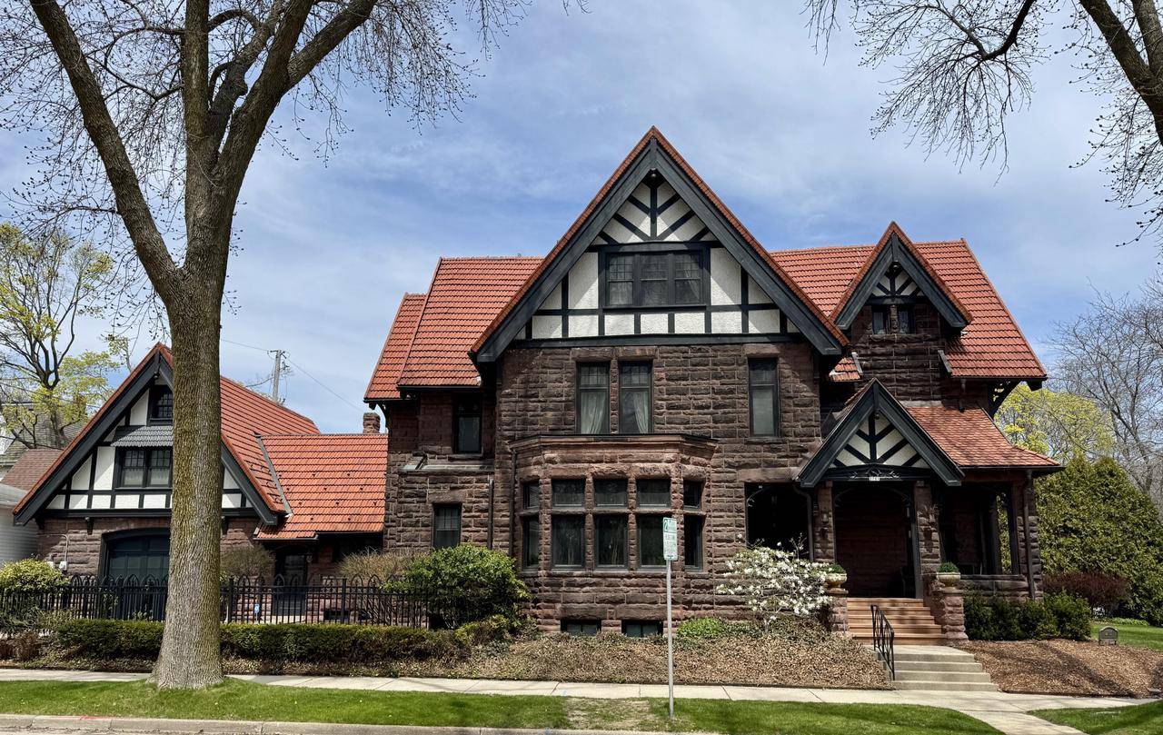2701 N Lake DRIVE, Milwaukee, WI 53211