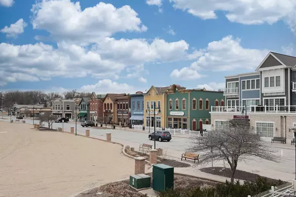 Pewaukee, WI 53072,130 W Wisconsin AVENUE #8