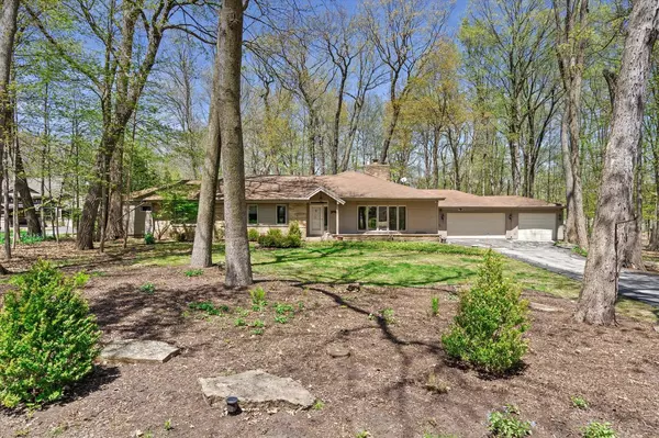 1810 Wedgewood DRIVE E, Elm Grove, WI 53122