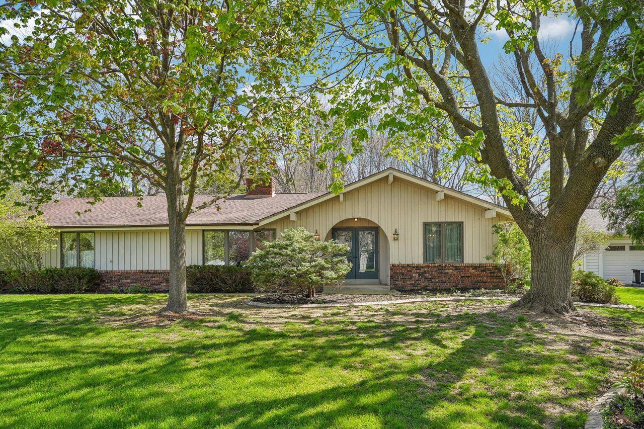 N26W22252 Ridgewood LANE, Waukesha, WI 53186