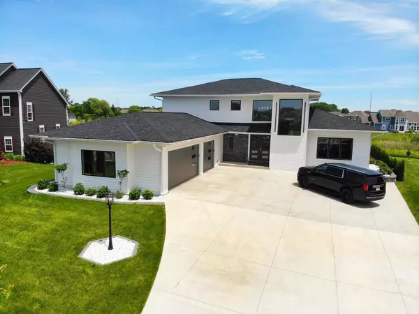 10874 N Tartan COURT, Mequon, WI 53097