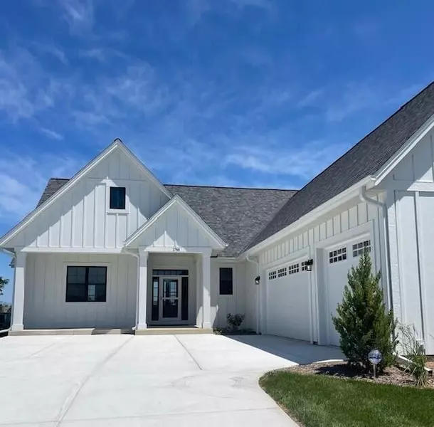 1746 N River CIRCLE, River Hills, WI 53217