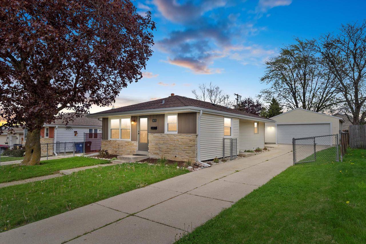 1635 Perry AVENUE, Racine, WI 53406