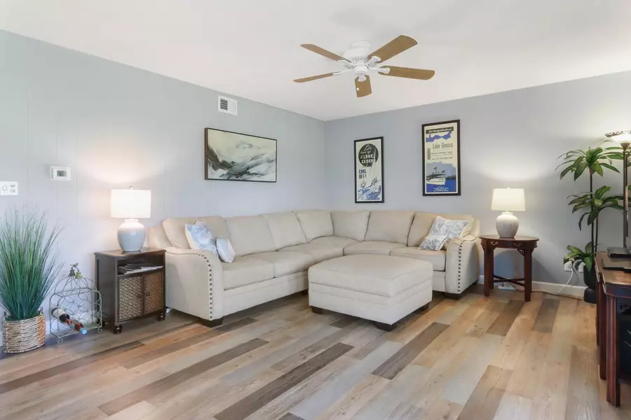 348 County Road B #8, Fontana, WI 53125