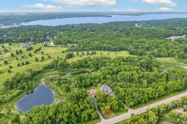 390 County Road B, Fontana, WI 53125