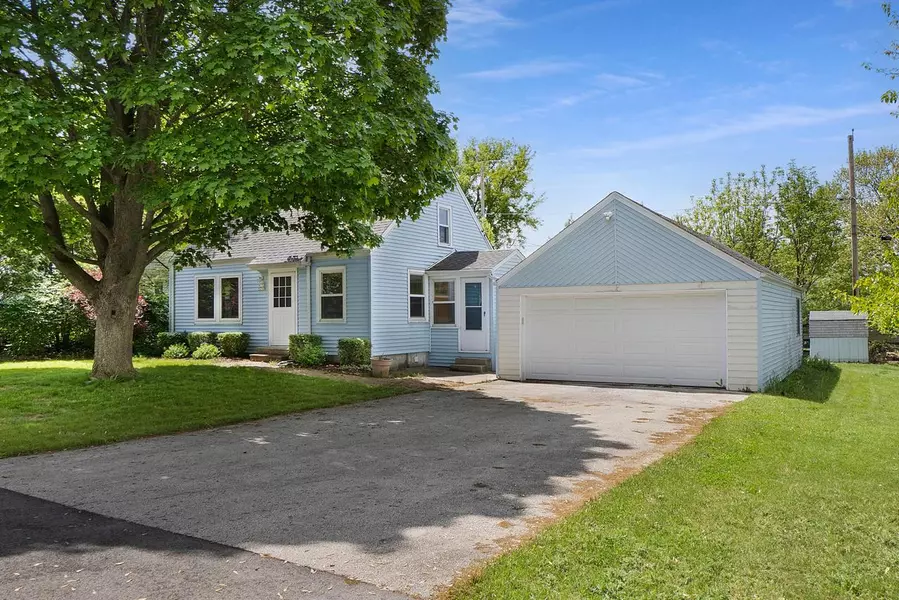 W272N2569 Apple Tree LANE, Pewaukee, WI 53072