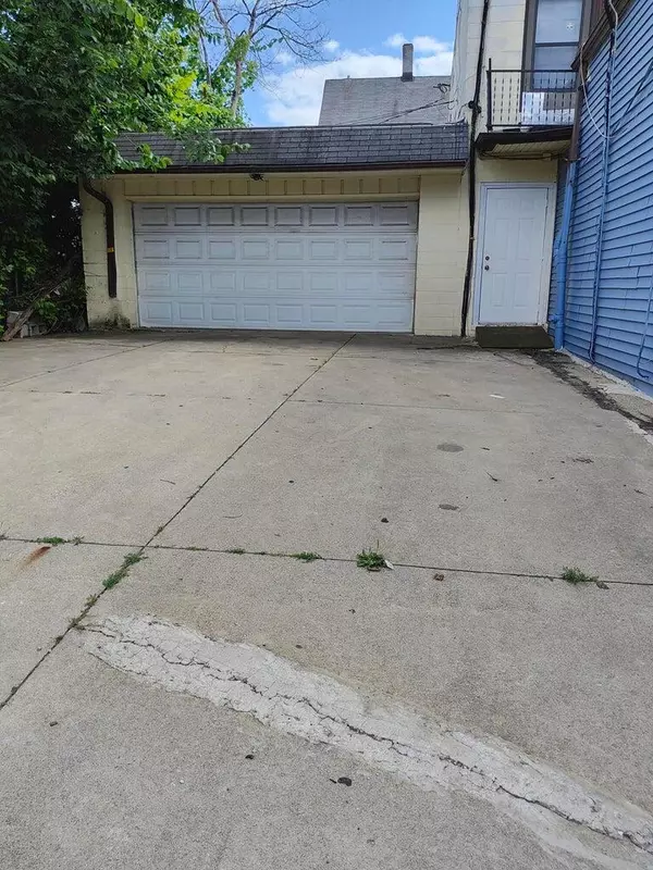 Milwaukee, WI 53204,2037 W National AVENUE