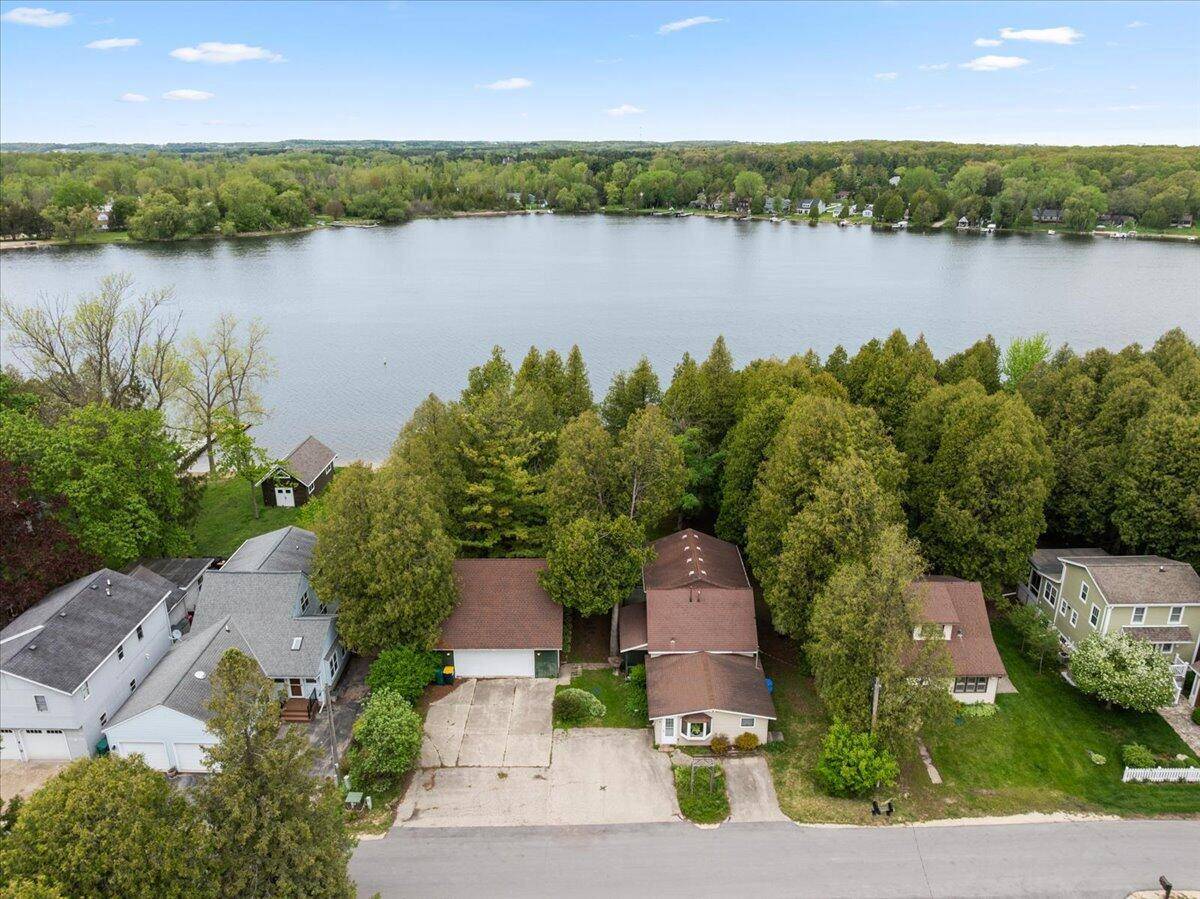 1324 W Green Lake DRIVE, West Bend, WI 53090