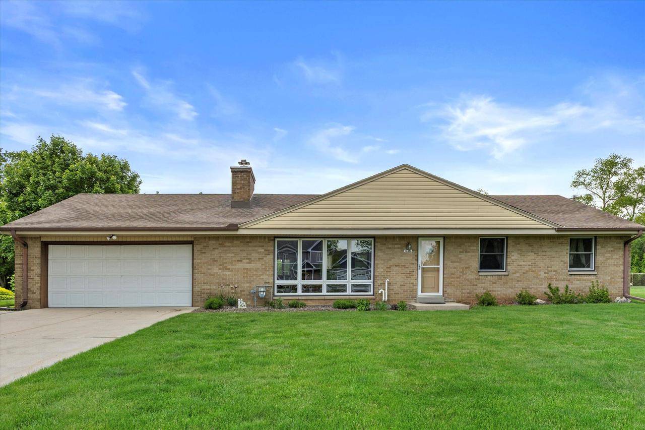 16426 W Crescent DRIVE, New Berlin, WI 53151