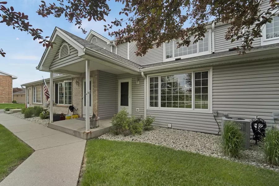 10380 W Whitnall Edge CIRCLE #F, Franklin, WI 53132