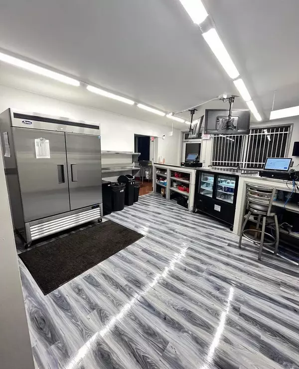 Milwaukee, WI 53209,1912 W Hampton AVENUE