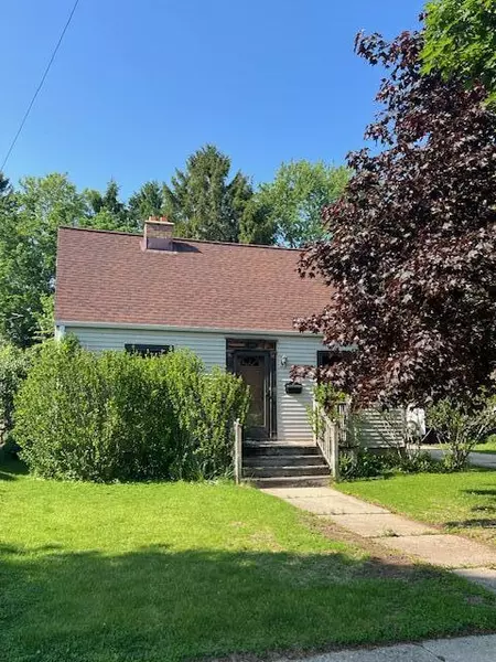 1904 E Eden PLACE, Saint Francis, WI 53235