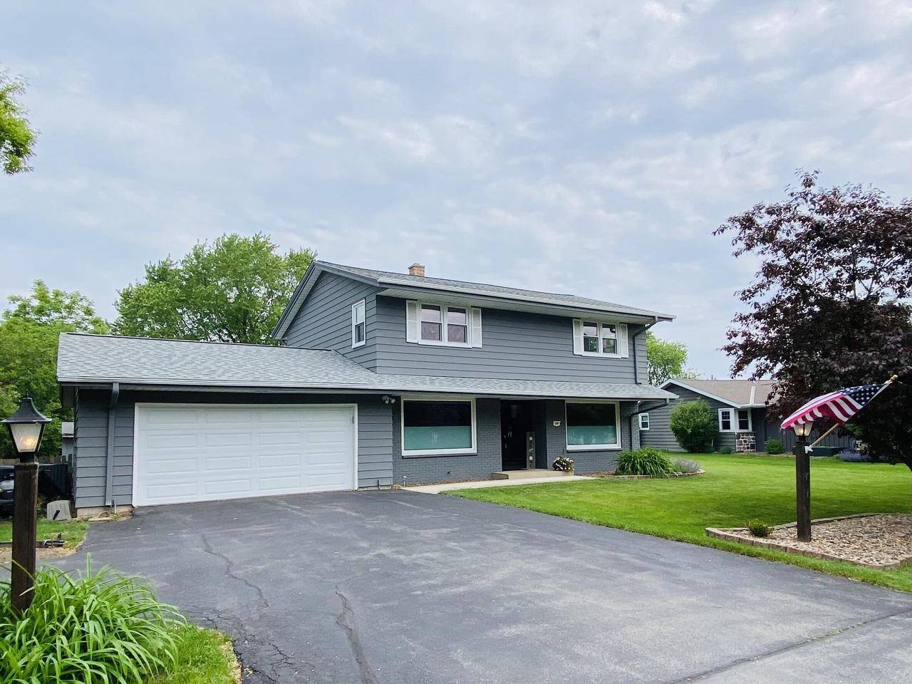 540 W Manor CIRCLE, Bayside, WI 53217