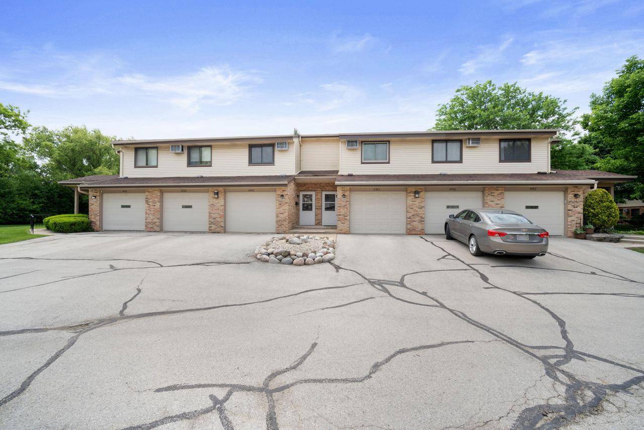 4446 S Greenridge CIRCLE, Greenfield, WI 53220