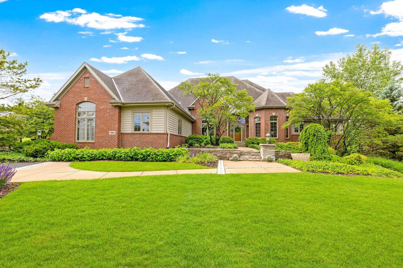 7941 W Rolling Field DRIVE, Mequon, WI 53097
