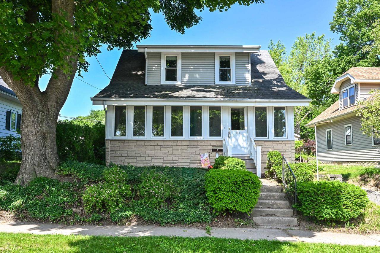 318 Hyde Park AVENUE, Waukesha, WI 53188
