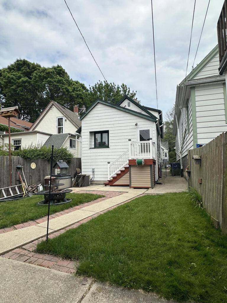 Milwaukee, WI 53211,2467 N Bartlett AVENUE #2467 A