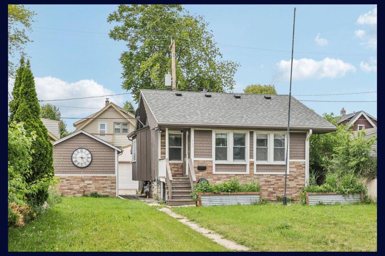 967 S 60th STREET, West Allis, WI 53214