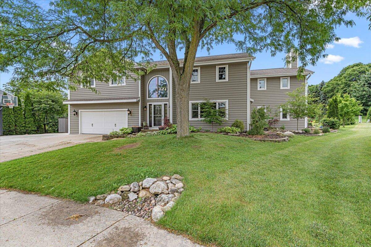 1021 Aspen PLACE, West Bend, WI 53095