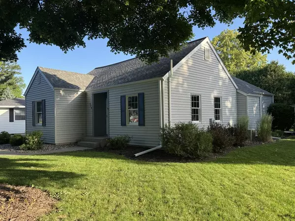 660 E Sherman AVENUE, Oconomowoc, WI 53066