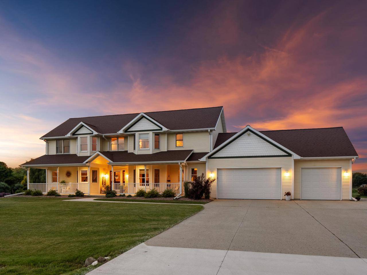3206 Serenity DRIVE, Manitowoc, WI 54220