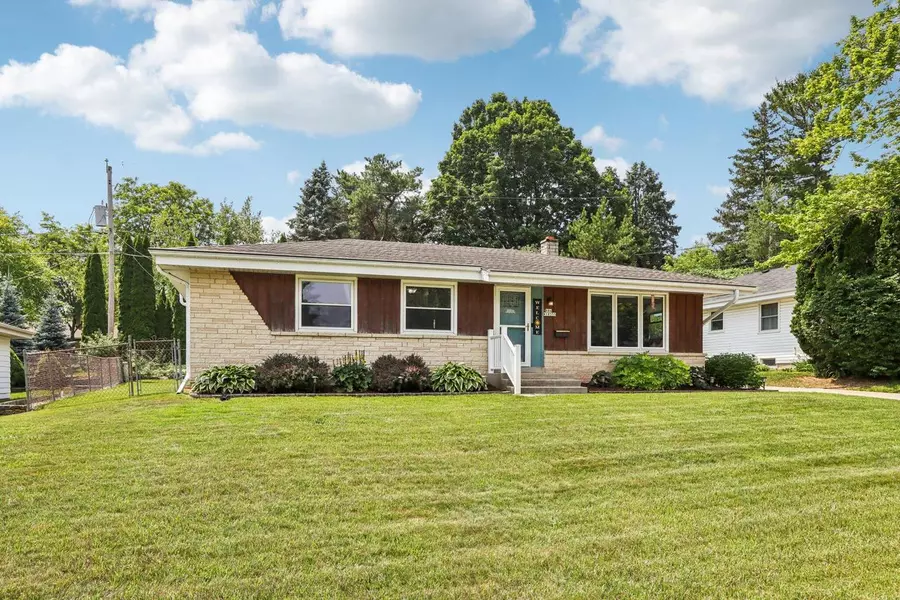N84W18355 Seneca COURT, Menomonee Falls, WI 53051