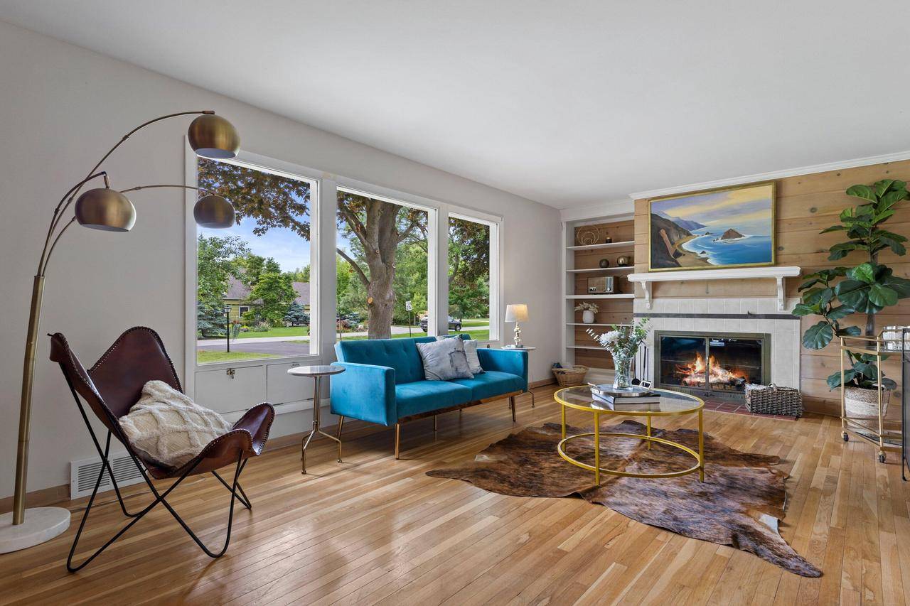 9122 N Lake DRIVE, Bayside, WI 53217