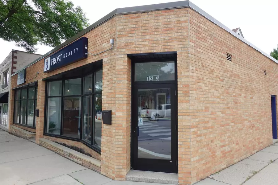 7133 W North AVENUE, Wauwatosa, WI 53213