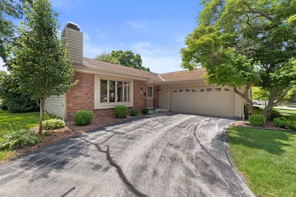 5404 Somerset LANE S, Greenfield, WI 53221