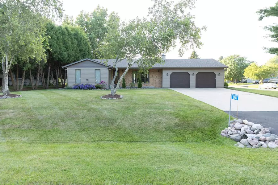 3945 Elaines WAY, Slinger, WI 53086