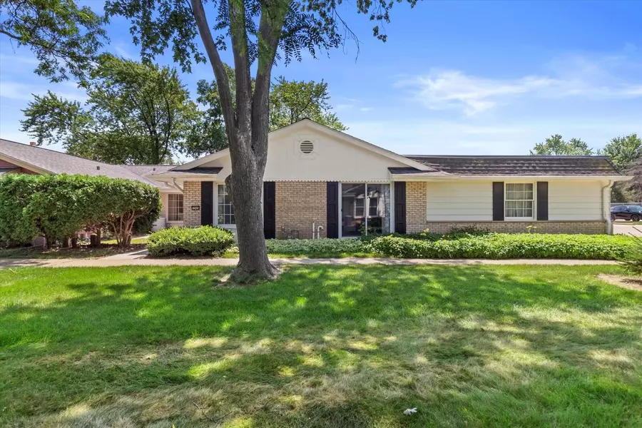 5300 Woodbridge LANE S, Greenfield, WI 53221