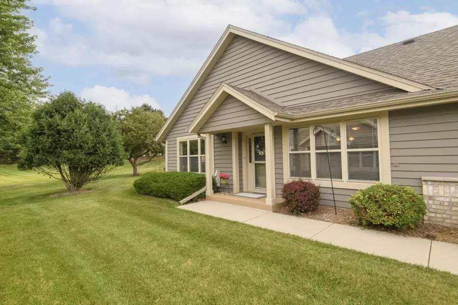 N24W24000 Brandon Oaks DRIVE #A, Pewaukee, WI 53072