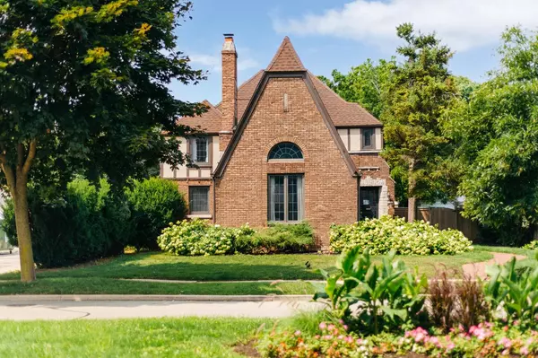 5221 N Santa Monica BOULEVARD, Whitefish Bay, WI 53217