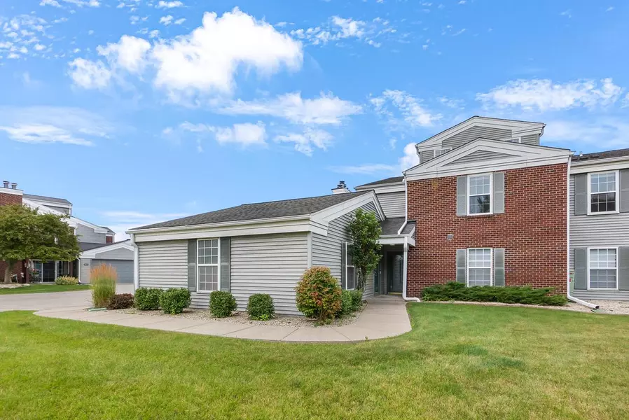 N17W26860 E Fieldhack DRIVE #E, Pewaukee, WI 53072