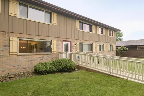 Franklin, WI 53132,10376 W Whitnall Edge COURT #103