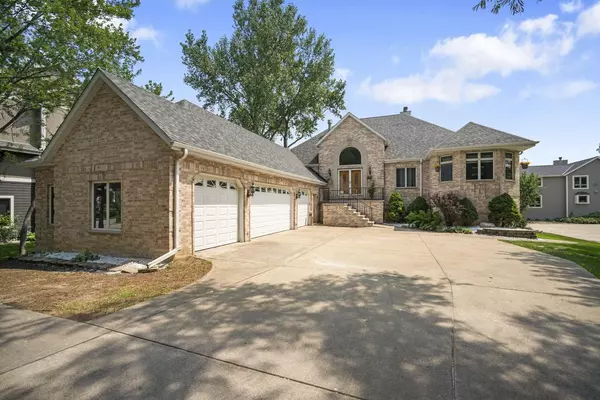 W304N2470 Maple AVENUE, Pewaukee, WI 53072
