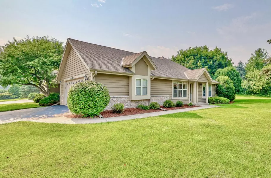 N24W24003 Brandon Oaks DRIVE #B, Pewaukee, WI 53072