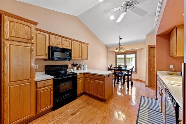 Pewaukee, WI 53072,W240N2340 E Parkway Meadow CIRCLE #A