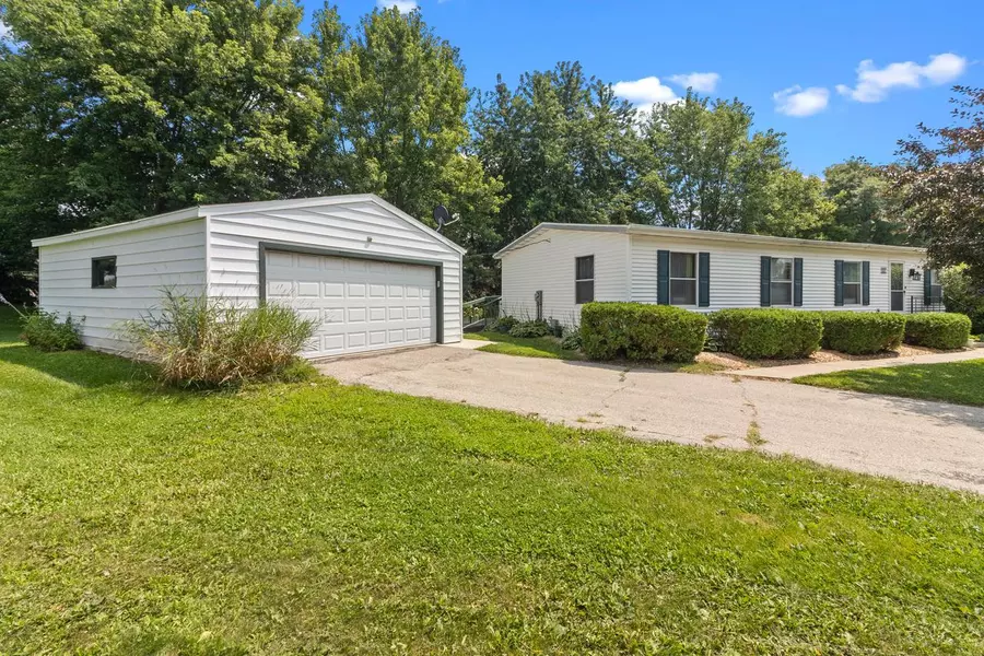 818 S Eastown Manor, Elkhorn, WI 53121