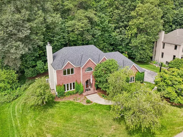 452 River Bluff CIRCLE, Oconomowoc, WI 53066