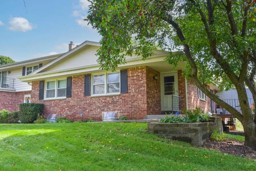 17725 Nassau DRIVE, Brookfield, WI 53045