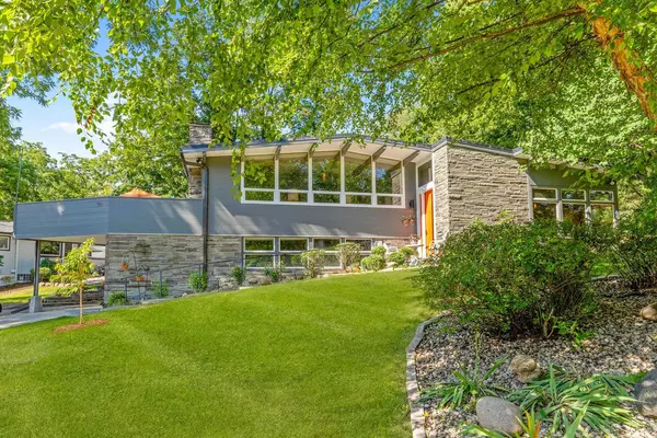 2425 N 100th STREET,  Wauwatosa,  WI 53226