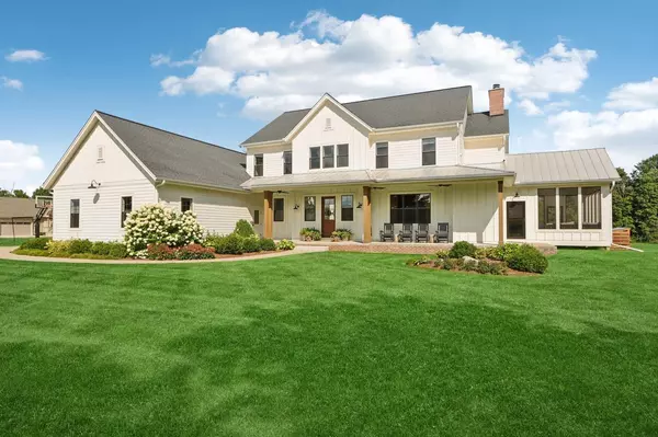 998 N Griffith ROAD, Oconomowoc, WI 53066