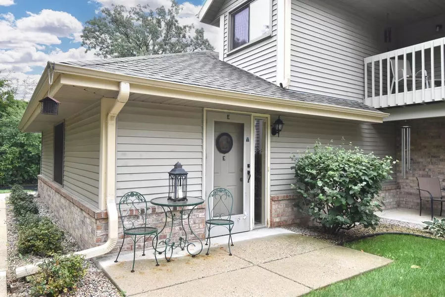 2112 Woodburn ROAD #E, Waukesha, WI 53188