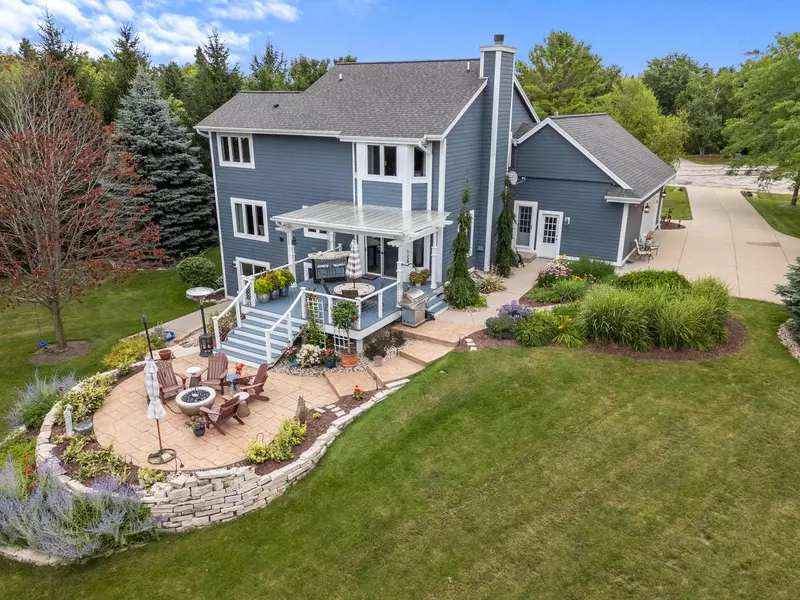 1855 Howard DRIVE, Cedarburg, WI 53012