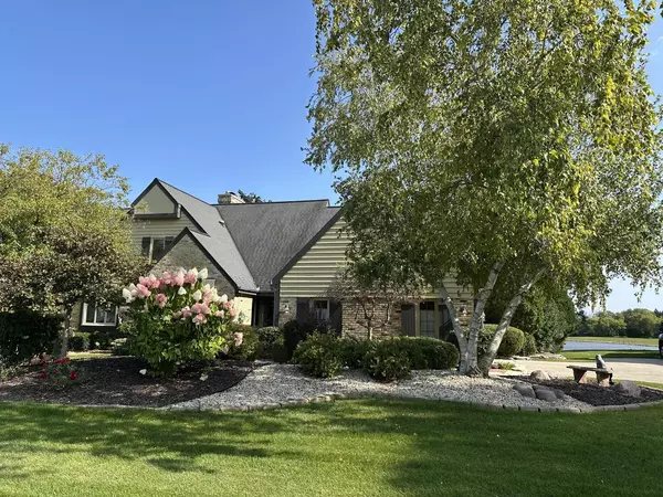 2627 W Lake Isle DRIVE, Mequon, WI 53092