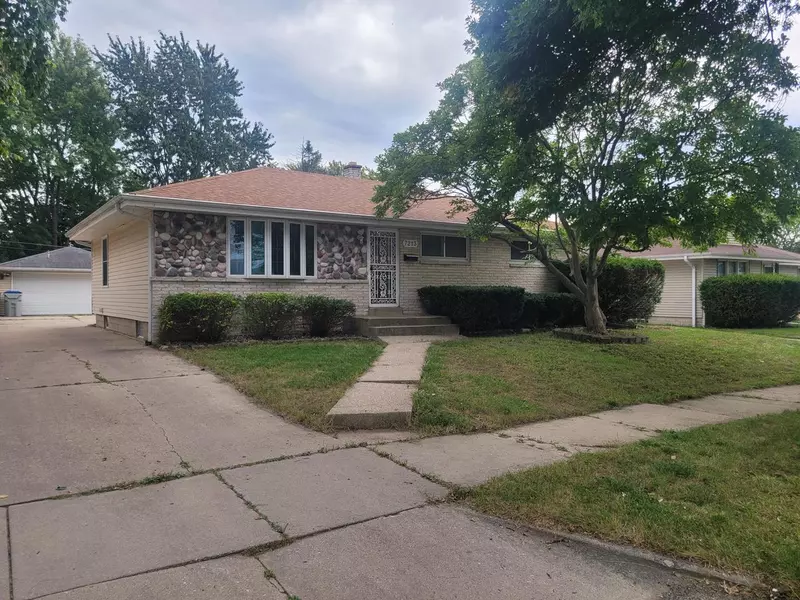 7213 W Cody CIRCLE, Milwaukee, WI 53223